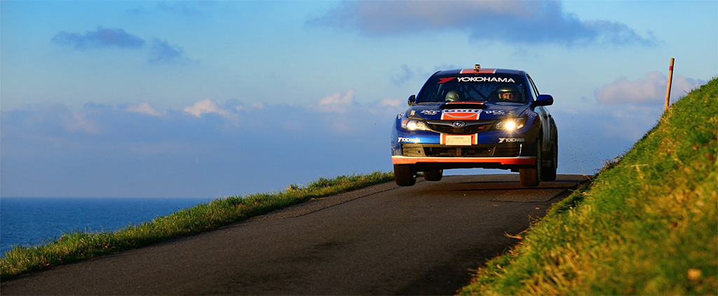 Med Østersøen i baggrunden flyver Max Christensens Subaru over bakketoppene ved Teglkås på vej mod sølv i rallymesterskabet og sejr i Gruppe N
(Foto: Michael Eisenberg)